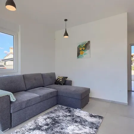 Lippa Peroj 1 * Pula