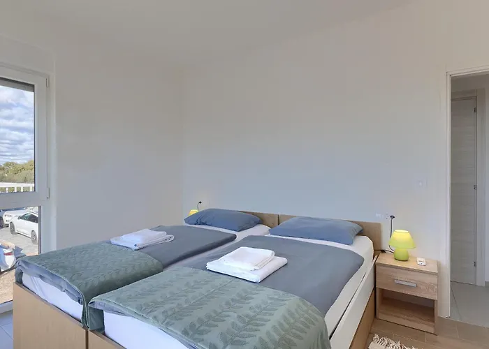 Lippa Peroj 1 * Pula