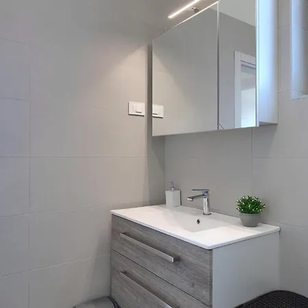 Lippa Peroj 1 Feriehus Pula