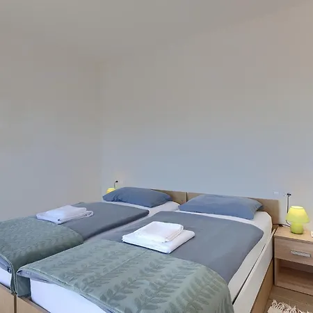 Lippa Peroj 1 * Pula