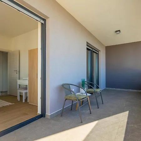 Lippa Peroj 1 * Pula