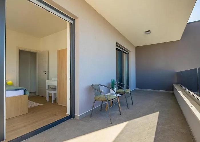 Lippa Peroj 1 * Pula