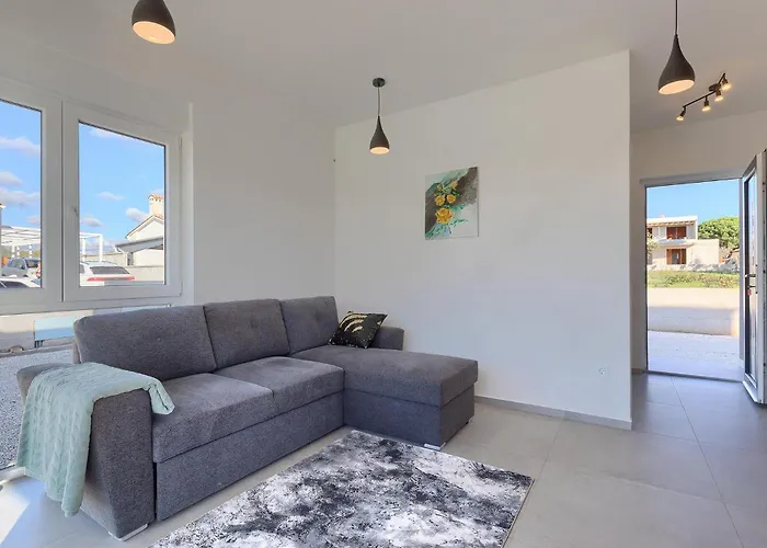 Lippa Peroj 1 * Pula